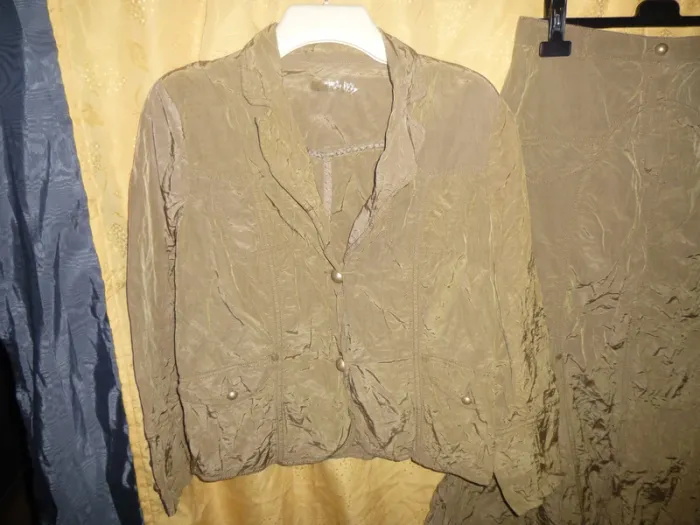 impeccable ensemble veste + jupe brun clair taille 42 / 44 - photo numéro 2