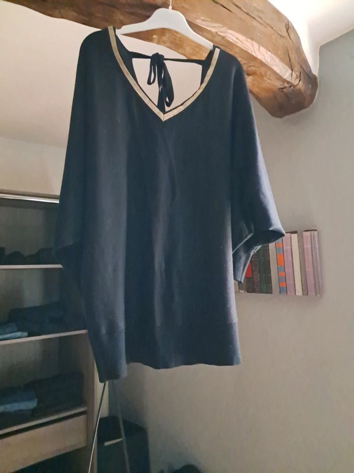 Pull noir avec un lien dans le dos très élégant - photo numéro 2