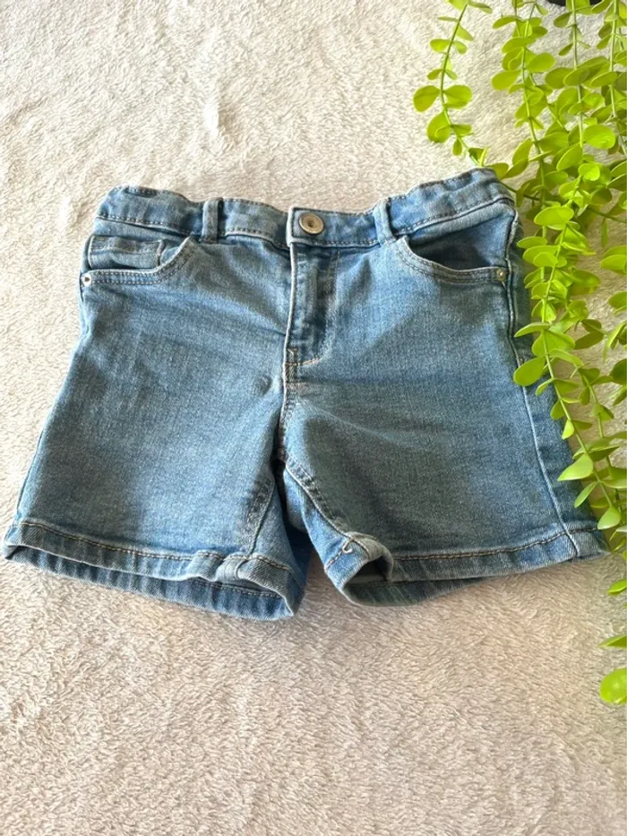 Très beau short en jean pour petite fille