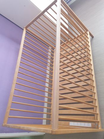 Lit à barreaux, 2 positions: tout en bas comme sur les photos ou vers le milieu.