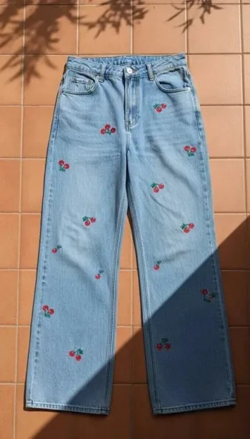 Jean large bleu à cerises brodées, taille S, style rétro fun tendance