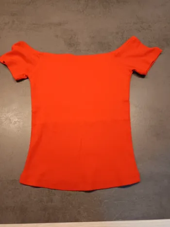 Vends top épaule dénudées Kiabi taille XS neuf sans étiquette.