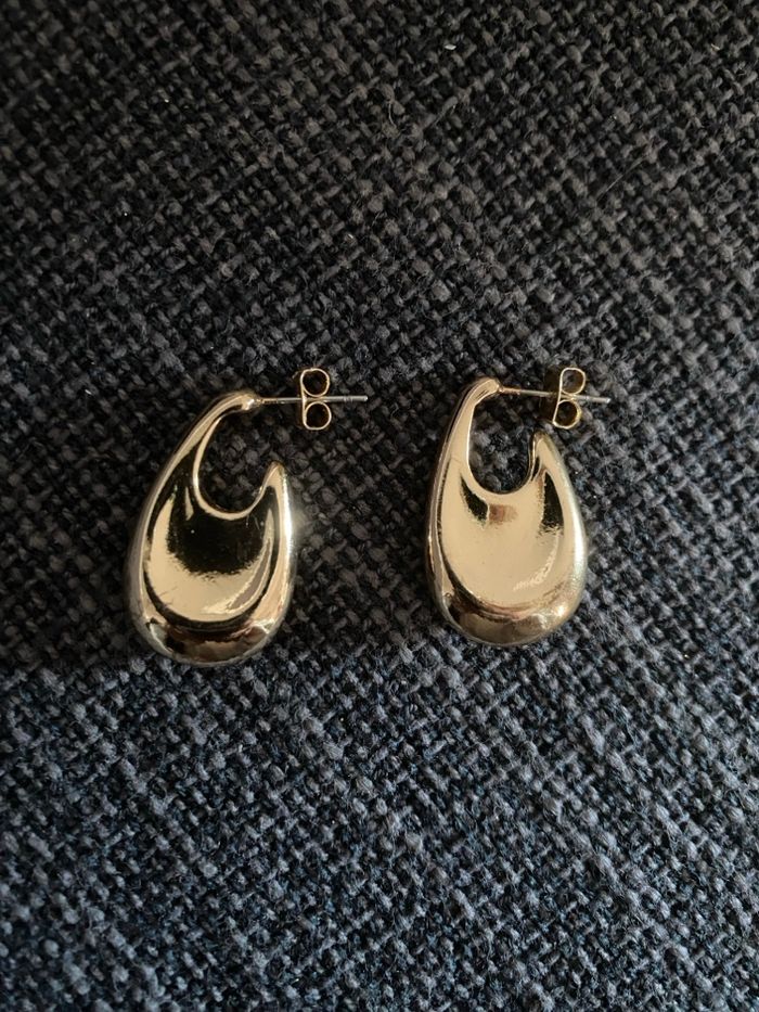 Jolies boucles d'oreilles dorées