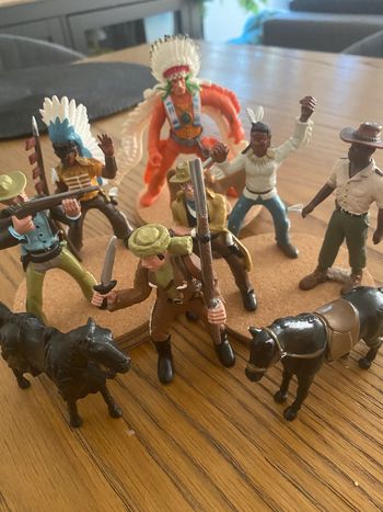 Lot de figurines cowboys et indiens