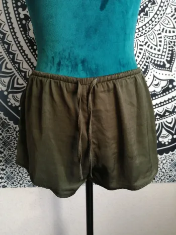 Short fluide kaki effet satin avec lien à nouer / undiz / (M)