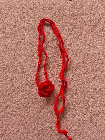 Collier rose rouge aux crochet