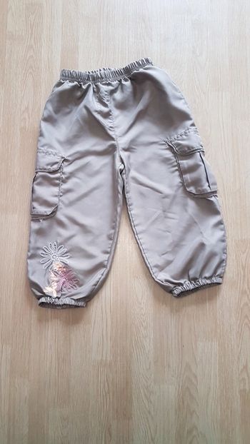 Pantalon léger motif fleurs brodées
