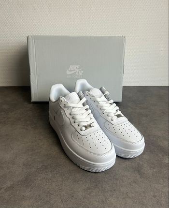 Nike Air Force 1 blanc taille 41 état neuf