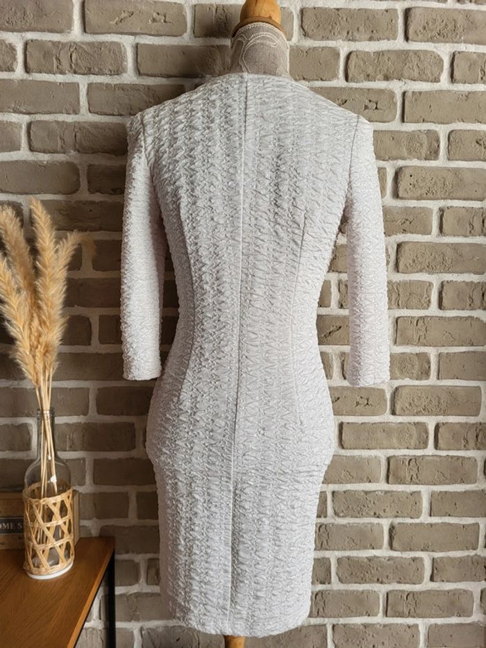 Robe blanche moulante avec fermeture éclair et tissu gaufré - photo numéro 12