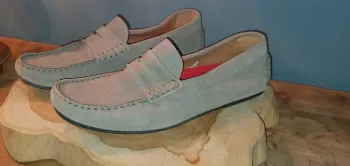 Mocassins en daim gris clair – Élégance décontractée
