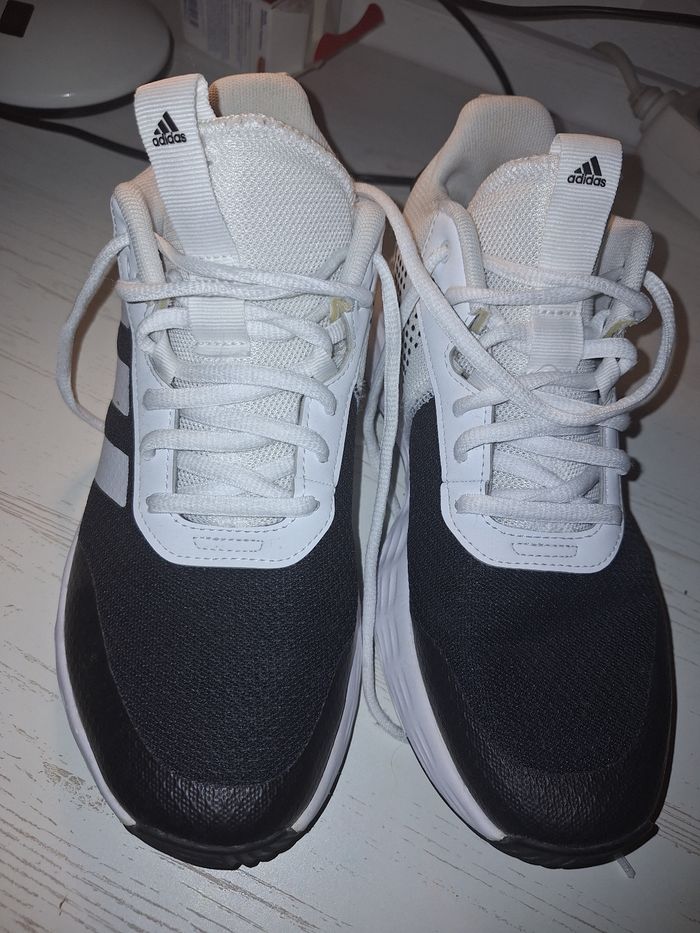 Une paire de basket adidas noir et blanc - photo numéro 4