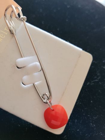 Épingle gilet argentée