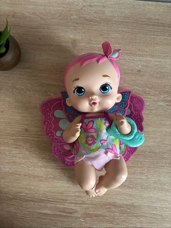 Poupée bébé papillon magenta boit et fait pipi m’y garden baby