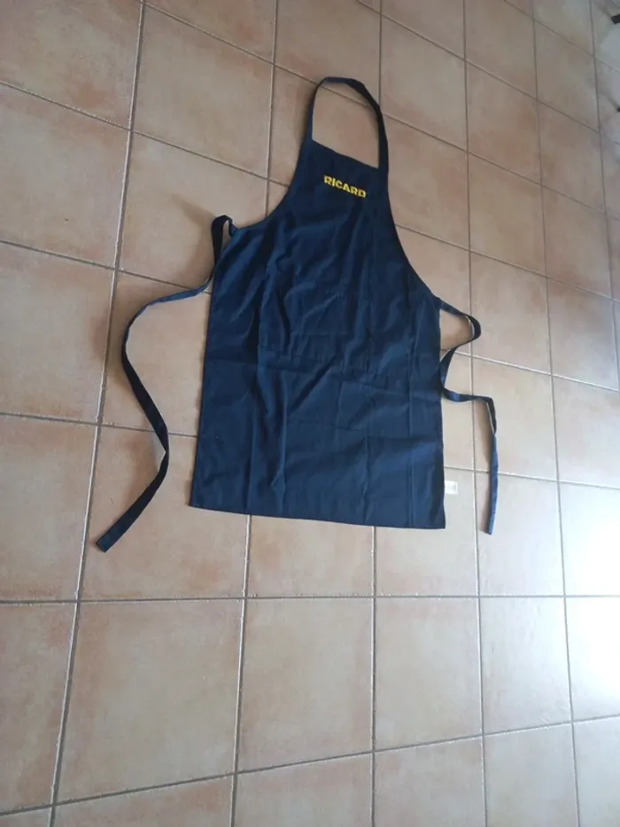 Un Tablier bleu ricard brodé en jaune - photo numéro 2