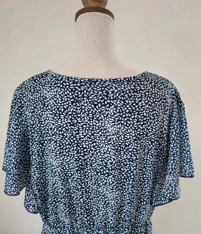 Blouse manches courtes bleue marine et blanche Shein Curve Taille 3XL ou 46 - photo numéro 4