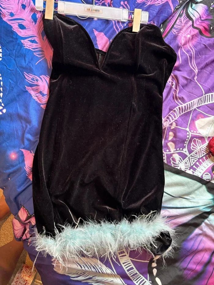 Robe noire Bershka en velours avec plumes - Taille 40 • - photo numéro 4