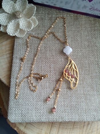 Collier ailes de papillon avec pierre de quartz et pierre du soleil