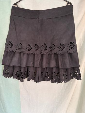 Jupe noire effet daim à volants ajourée