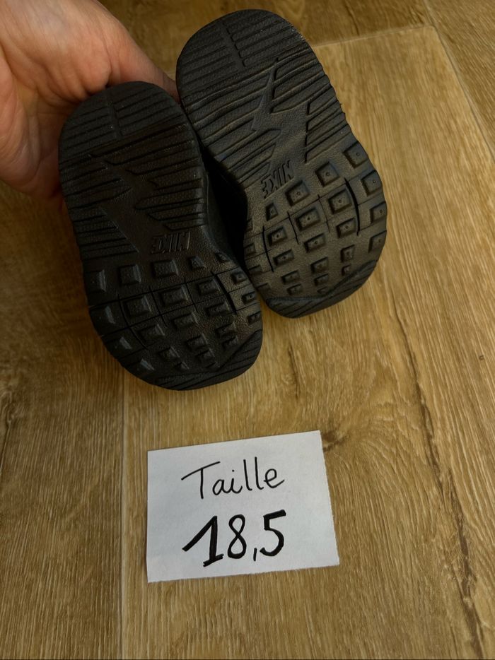 Baskets  bébé Nike Air Max Tavas TD 'Triple Black'  Taille 18,5 Neuf - photo numéro 3