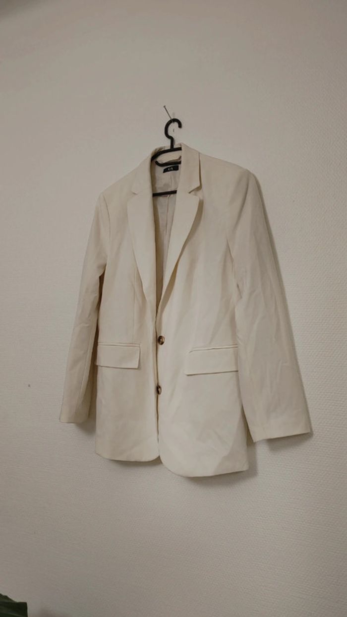 Veste blazer épaulette blanc crème en très bon état pas porté taille 40 - photo numéro 2