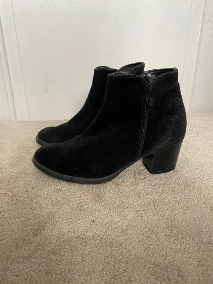 Bottines noir en daim avec petit talon