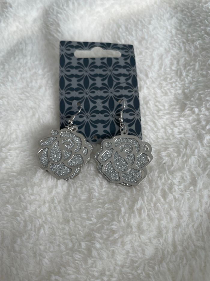 Boucles d’oreille forme fleur rose argenté brillante - photo numéro 1