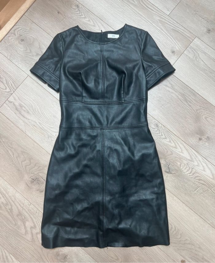 Sublime robe noire en simili cuir, parfaite pour une soirée chic ou une sortie stylée.