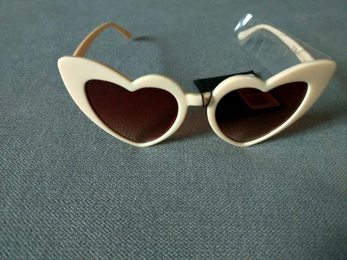 Lunettes de soleil cœur enfant – Monture beige & verres marron - photo numéro 2