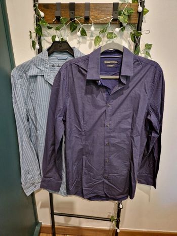 2 chemises bleues et violettes_T.M