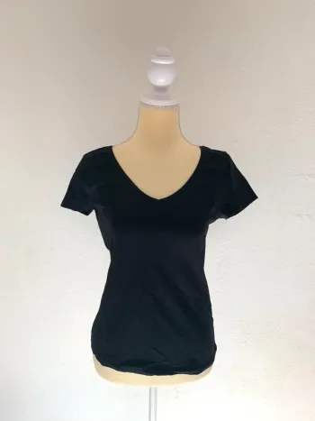 T-shirt noir basique col en V H&M – Taille S
