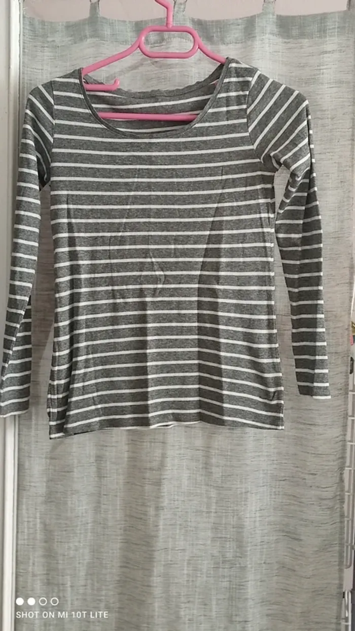 Tee shirt rayé gris et blanc camaïeu
