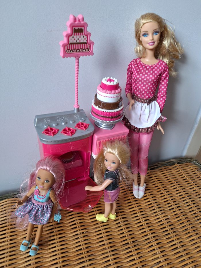 Barbie pâtissière avec son four et 2 poupées chelsea (soeurs de barbie) - photo numéro 2