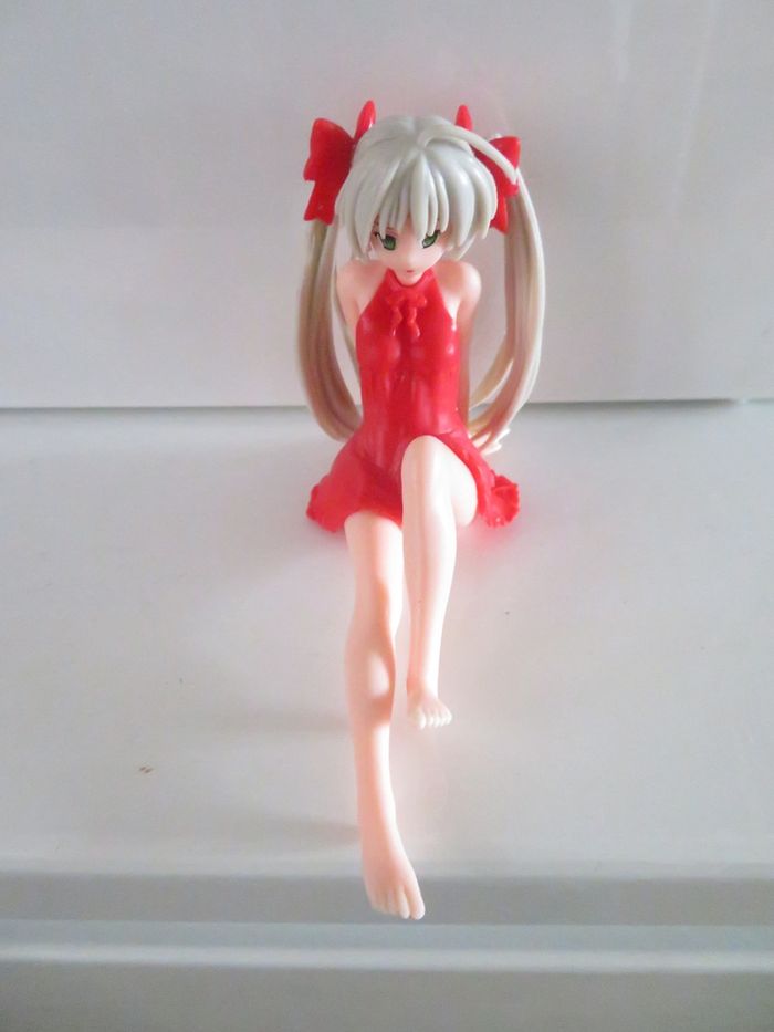 Figurine manga fille rouge assise
