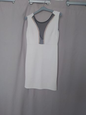 Robe droite au décolleté dentelle et bijoux taille M