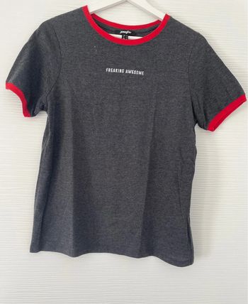 Haut t-shirt gris à manches courtes uni basique simple col rouge