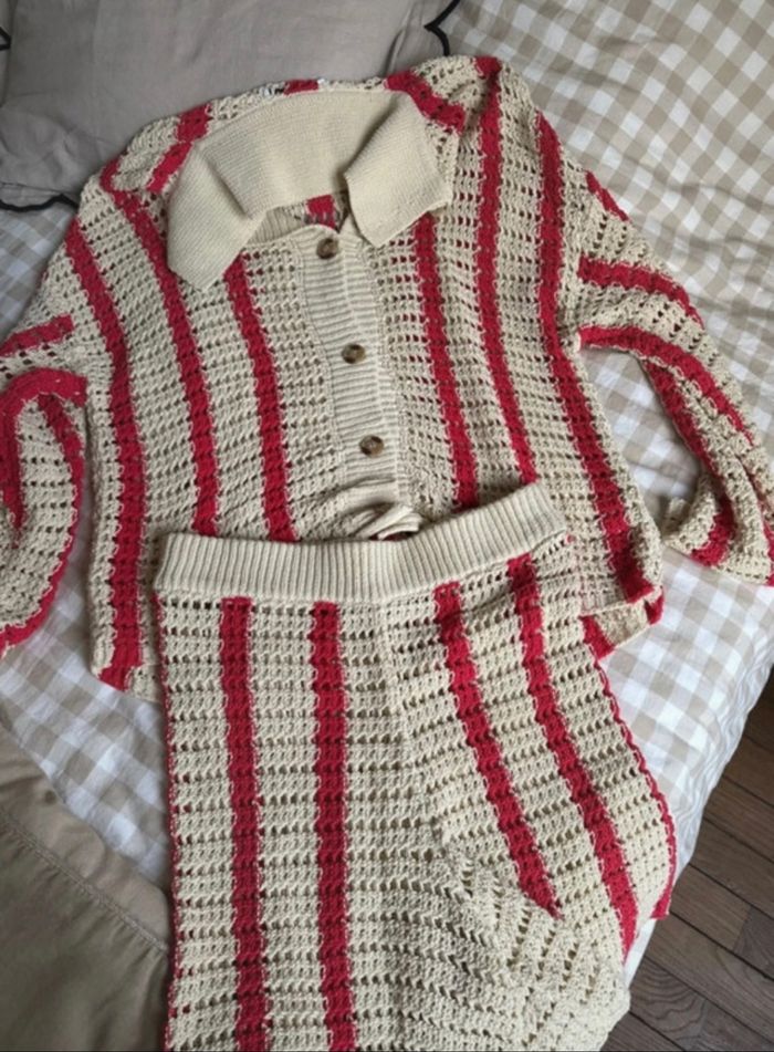 ensemble Zara composé d'un pull gilet et son short en maille de couleur beige et rouge. - photo numéro 2