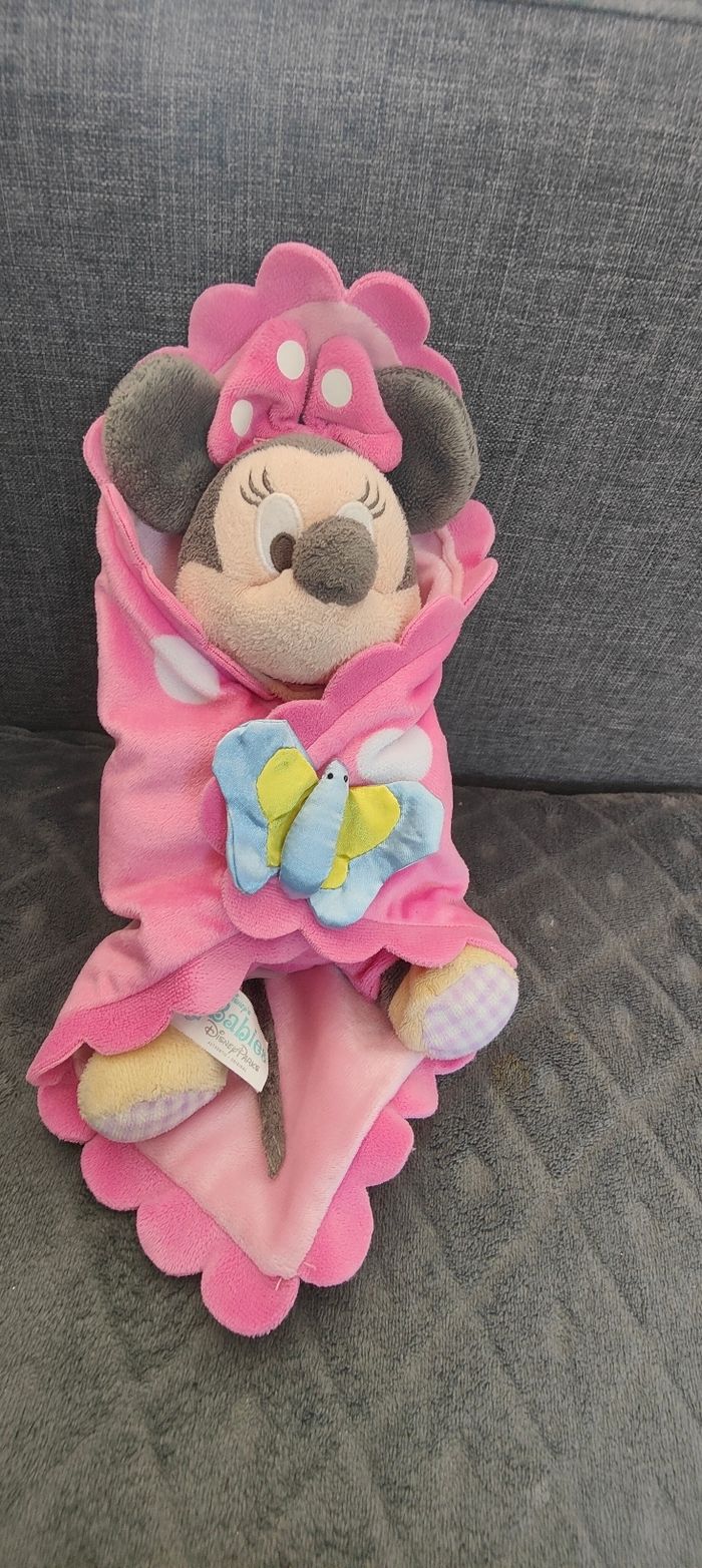 Peluche Minnie Disney jardin