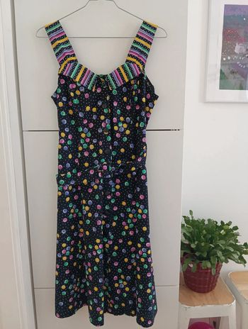 Robe vintage boutonnée à bretelles larges noire pois et rayures multicolores