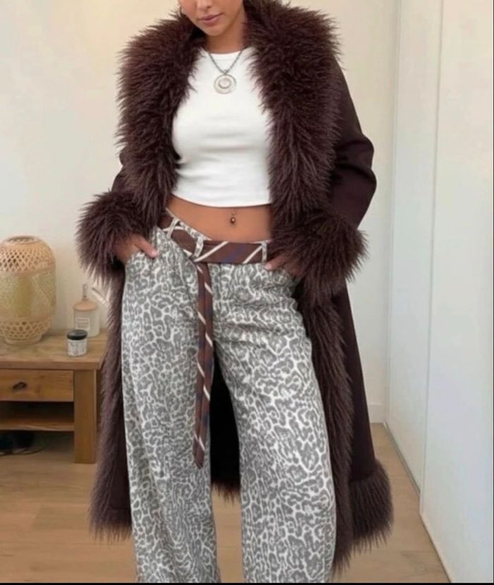 Manteau long marron avec col et poignets effet fourrure - photo numéro 2