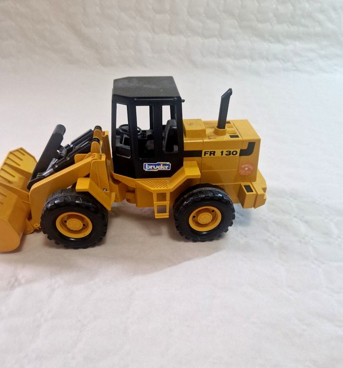 Tracteur  / tractopelle  , miniature  / jouet  , Bruder  , Fiat Fr 130 - photo numéro 4