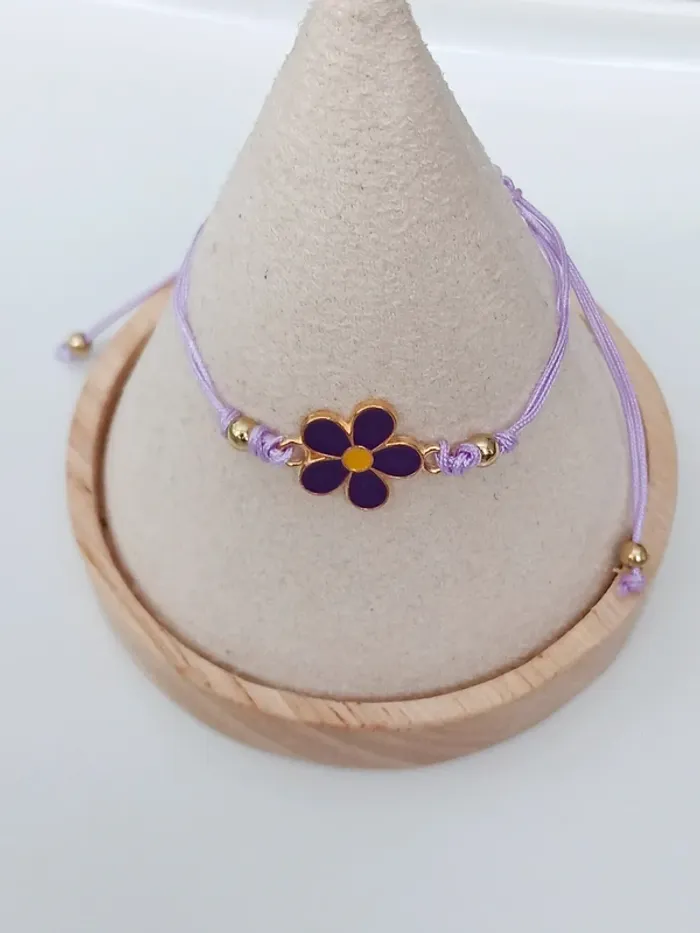Bracelet fleur couleur lila sur cordon ajustable – look minimaliste - photo numéro 3