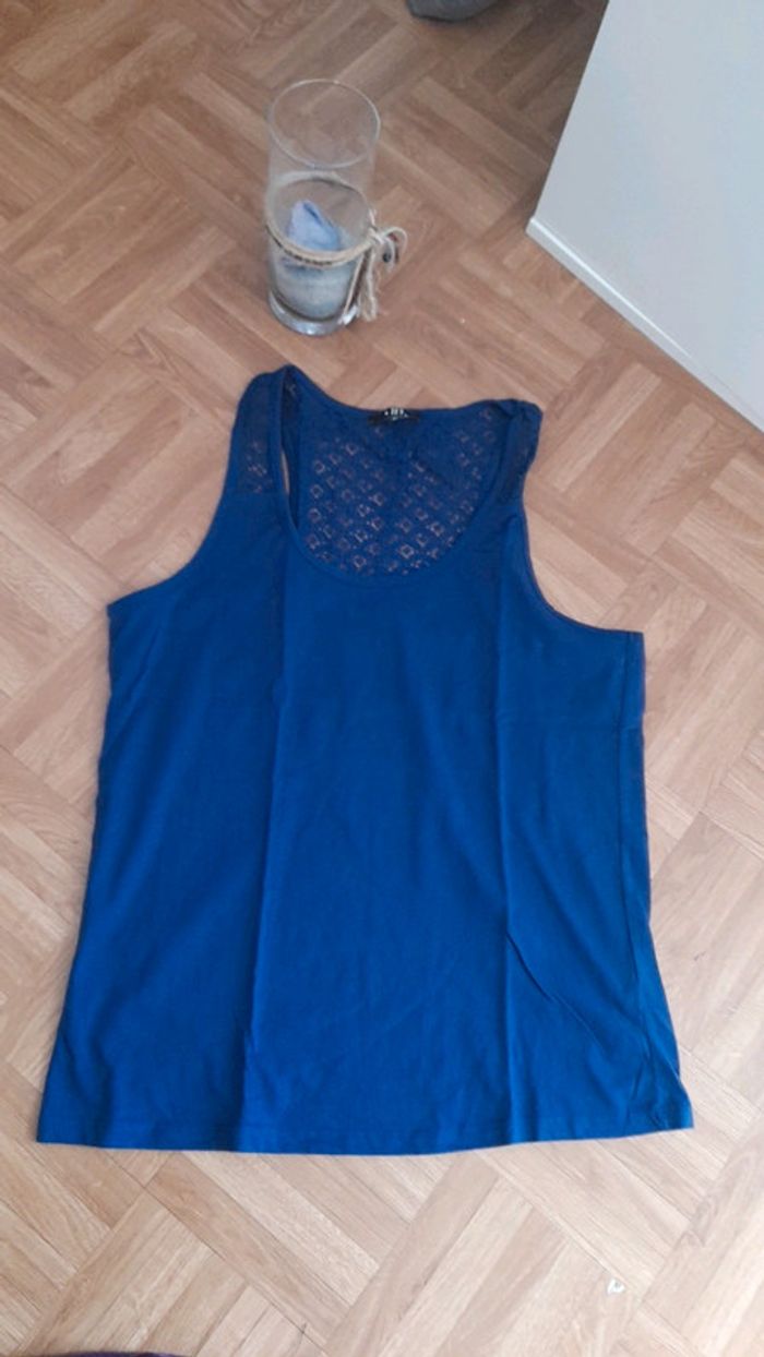 Débardeur dentelle.