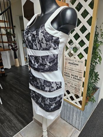 Robe blanche dentelle noir taille M