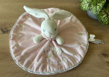 Doudou plat rond lapin rose perle broderie fleur kaloo état neuf