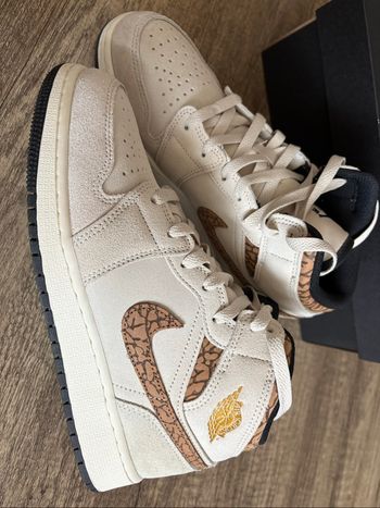 Jordan 1 MID SE