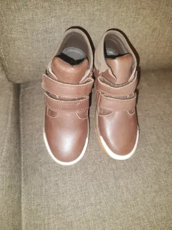 Belles chaussures en cuir marron taille 29
