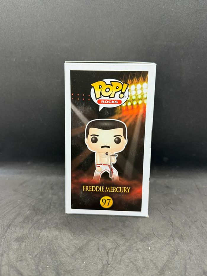 Funko pop queen Freddie mercury 97 diamond FYE Sticker - photo numéro 3