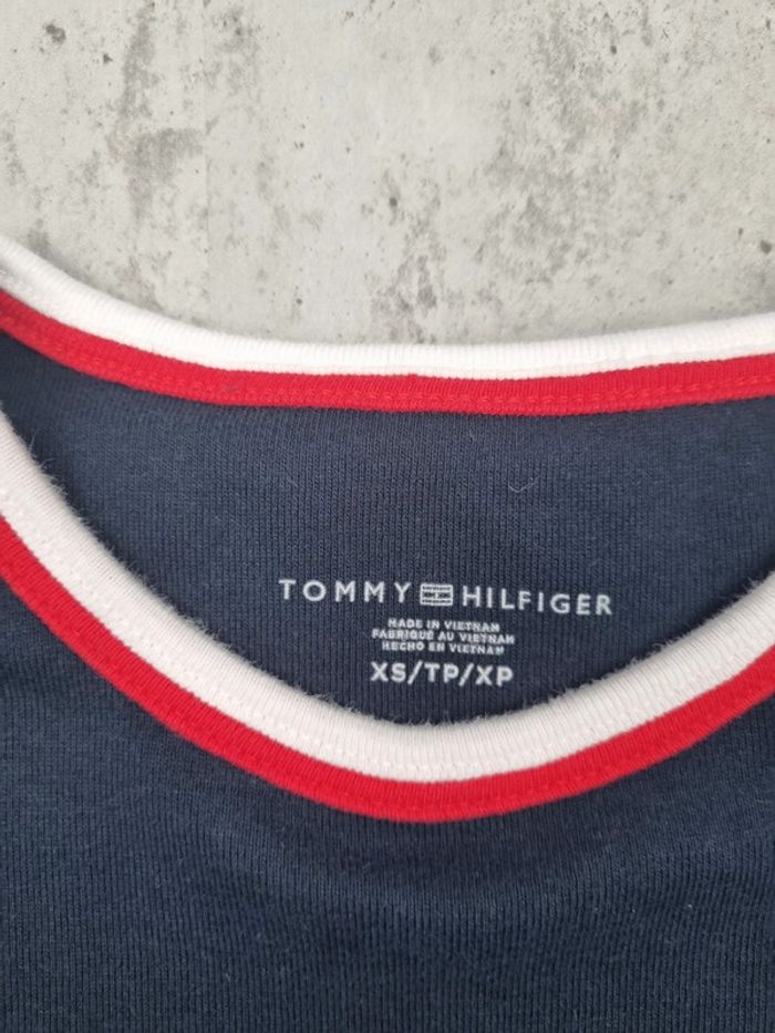 T-shirt Tommy Hilfiger col rond liseré bleu marine – Taille XS Femme (mesures en photos - photo numéro 3