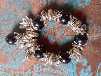 bracelet avec des breloques