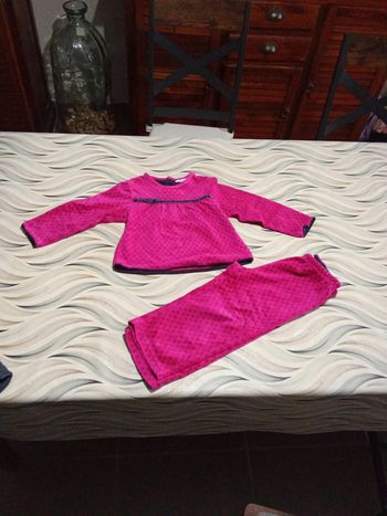 Pyjama velours fille 2 pièces fuchsia avec petites fleurs mauves et points argentés Okaïdi 36 mois